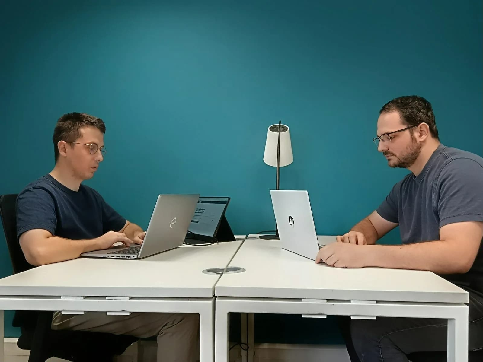 L'équipe d'Agence Turing au travail dans ses bureaux